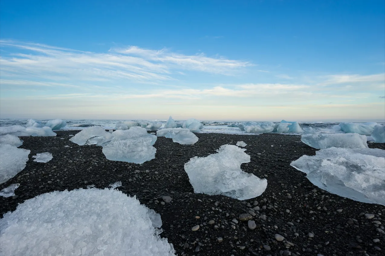 Bloques de hielo sobre arena negra en Jökulsárlón